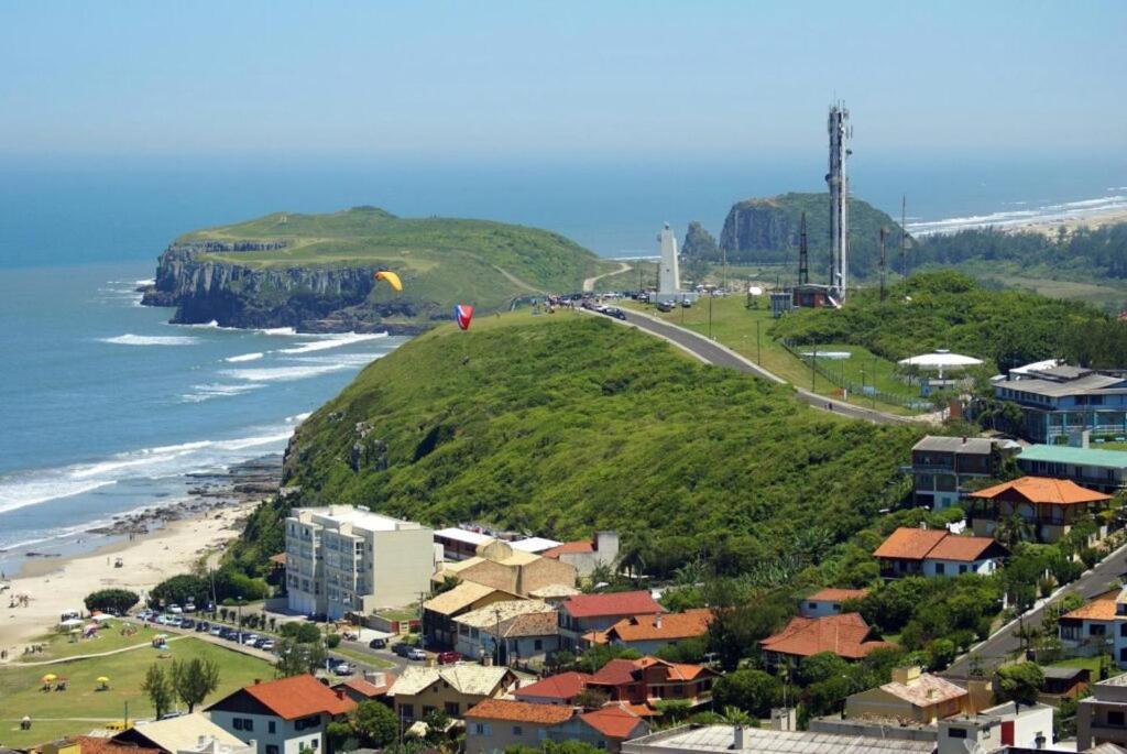 Kitnet K1 Em Torres-Rs - Na Mais Bela Praia Gaucha - Cozinha - Banheiro - Ar Condicionado - Smart Tv 32' - Wi-Fi - Anfitria Superhost No Bnb Luaran gambar